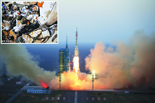 중국 주취안 우주발사센터에서 지난 17일 오전 7시30분 중국의 유인 우주선 선저우 11호가 발사되고 있다 / 사진=신화 뉴시스
