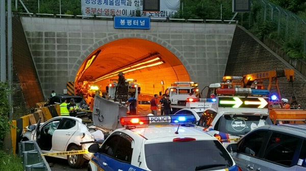 사진은 지난 7월 발생한 봉평 터널 추돌사고현장 사진 /뉴시스