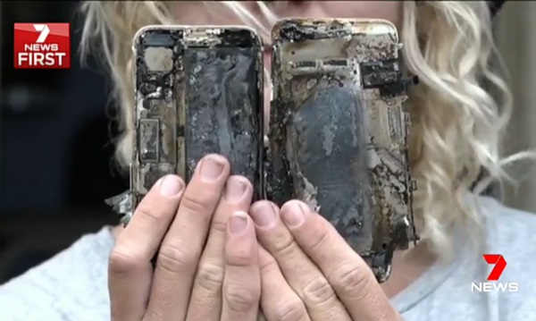 매트 존스라는 호주남성이 자신의 폭발한 아이폰7을 들어 보이고 있다. 사진=야후7뉴스 