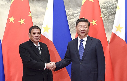 로드리고 두테르테 필리핀 대통령(왼쪽)과 시진핑 중국 국가주석이 지난 20일 베이징에서 정상회담을 갖고 악수하고 있다 / 사진=신화 뉴시스