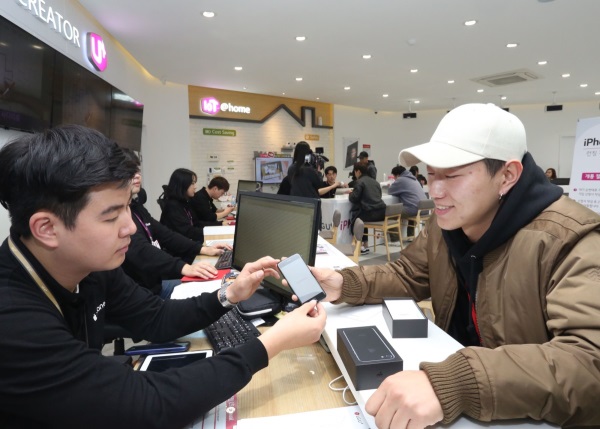 LG유플러스 서울 강남직영점 1호 가입자 최충식 씨(서울 강남구, 22세)가 매장에서 아이폰 7을 개통을 하는 모습. 사진=LG유플러스