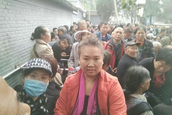 10월 19일 전국 29개 성 및 지역에서 모여든 1만여 명의 교사들이 베이징인민정부 민원사무국 앞에서 청원시위 