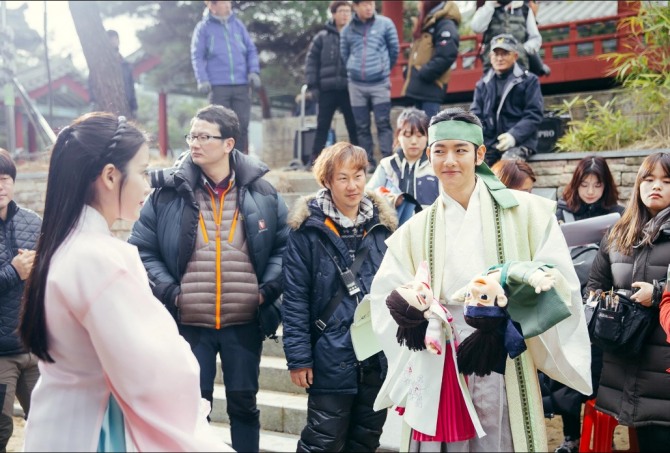 [포토] '달의연인 보보경심 려' 이준기♥이지은(아이유), 백현♥지헤라 비하인드 스틸컷 공개 키스신!설렘+달달(월화드라마, 시청률 현황) /사진=SBS '달의연인' 공식 SNS 캡처