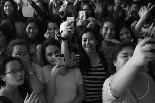 필리핀 현지인들이 '구르미 그린 달빛' 배우들을 반기는 모습/사진=방중현 인스타그램 캡처