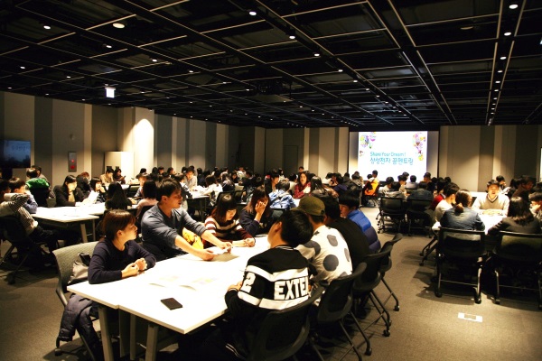 삼성전자 임직들이 수원 '삼성전자 디지털 시티'에 위치한 전자산업사 박물관 '삼성이노베이션뮤지엄'을 방문한 중고생들 대상으로 멘토링을 실시하고 있다. 사진=삼성전자