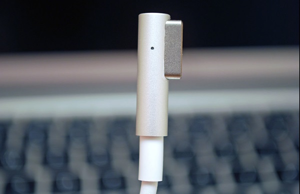 애플이 오는 27일 열리는 애플 제품 행사에서 맥세이프스타일의 C형 USB(USB-C)를 소개할 가능성이 거론됐다. 사진은 기존 맥북프로 및 맥북에어 등에 사용됐던 맥세이프 파워어댑터. 사진=위키피디아      <br />
<br />
 