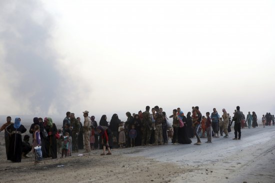 정부군 중심의 연합군과 모술 점령 이슬람국가(IS) 간의 전투가 본격화되자 이라크 모술 주변에 사는 주민들이 피난길에 나서고 있다 / 사진=AP 뉴시스)