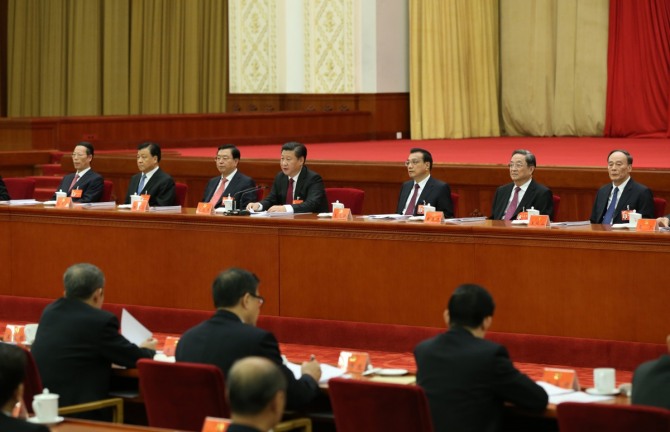 시진핑(習近平) 당 총서기를 포함한 중국 공산당 내의 최고의 권력을 행사하는 7인, 중국공산당 중앙정치국 상무위원들이 나란히 앉아있다. /사진=뉴시스