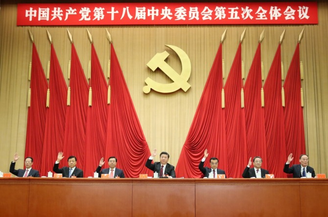 시진핑(習近平) 당 총서기를 포함한 중국 공산당 내의 최고의 권력을 행사하는 7인, 중국공산당 중앙정치국 상무위원들이 중국공산당 제18기 중앙중윈회 제5차 전체회의에서 손을 들어 건의안을 만장일치로 통과시키고 있다. /사진=뉴시스