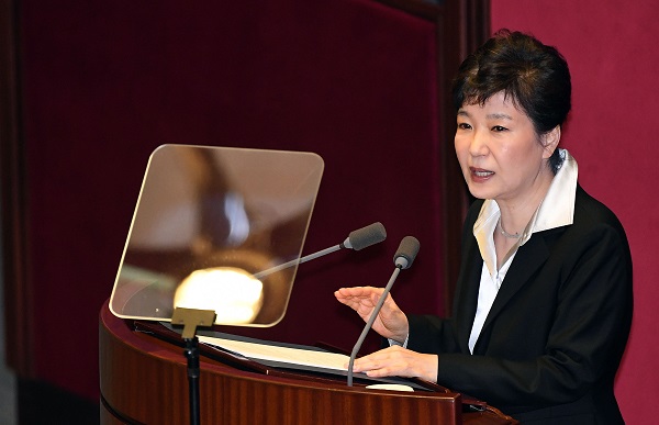 박근혜 대통령이 24일 국회에서 개헌 추진과 관련된 발언을 하고 있다. 사진/뉴시스