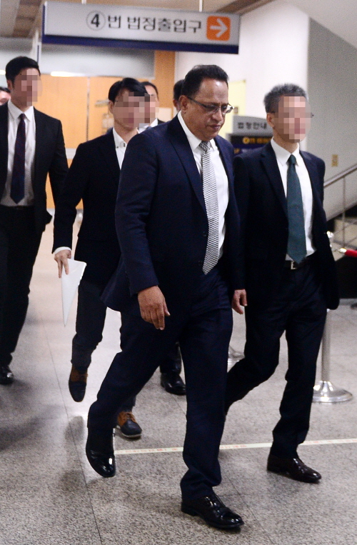 가습기 살균제를 제조·판매해 사망 등 피해를 입힌 혐의를 받고 있는 옥시레킷벤키저의 아타 샤프달 대표가 25일 오전 서울 서초구 서울중앙지방법원에서 재판을 마치고 법정을 나서고 있다. 사진/뉴시스