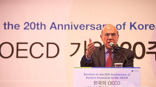 25일 열린 '한국의 OECD 가입 20주년 기념 세미나'에 참석한 앙헬 구리아 OECD 사무총장이 기조연설을 하고 있다 / 사진=뉴시스