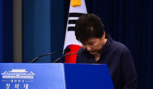 박근혜 대통령이 25일 오후 청와대 춘추관에서 최순실에 대한 연설문 유출 의혹과 관련해 입장을 발표하고 사과하고 있다 / 사진=뉴시스