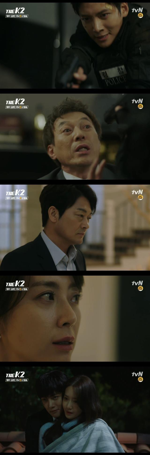 28일 저녁 방송되는 tvN 금토드라마 '더 케이투' 11회에서는 최유진(송윤아)가 김제하(지창욱)를 제거하려 박관수(김갑수)에게 보내지만 살아서 돌아오는 장면이 그려진다./사진=tvN영상 캡처