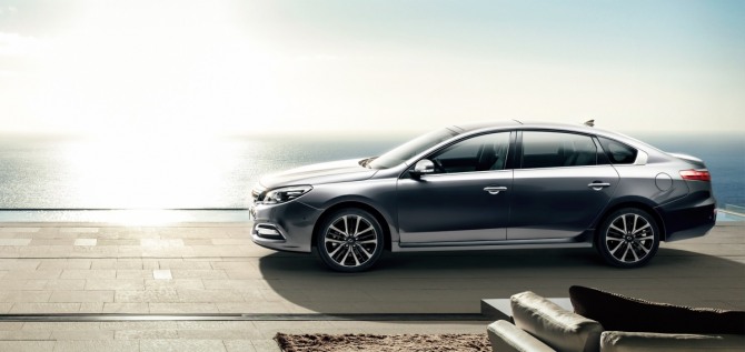 르노삼성이 준대형 LPG 세단 SM7 LPe에 총 120만원 상당의 내비게이션과 18인치 알로이 휠을 기본 장착한 ‘SM7 LPe 프리미엄 컬렉션’을 새롭게 출시했다/ 사진제공=르노삼성