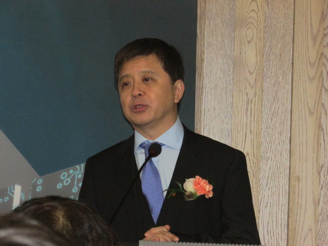 이 날 샤오우엔 혼 MS아시아태평양 R&D그룹소장(부사장)은 MS가 추구하는 AI의 목표에 대해 “기계와 인간이 함께 진화해 나가는 것, 즉 공진화(共進化, Co-Evolution)다. 우리는 모두에게 컴퓨팅을 사용할 수 있는 파워를 부여한다. AI(사용)의 민주화가 구글,IBM과의 가장 큰 차별화다. 이들도 MS를 따라하기 시작했다고 말했다. 사진=글로벌이코노믹  