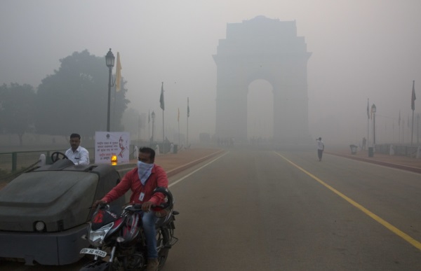사진 =AP/뉴시스, 인도 뉴델리에서 지난달 31일(현지시간) 스모그가 짙게 끼어 '인도의 문'이 희미하게 보이고 있다. 