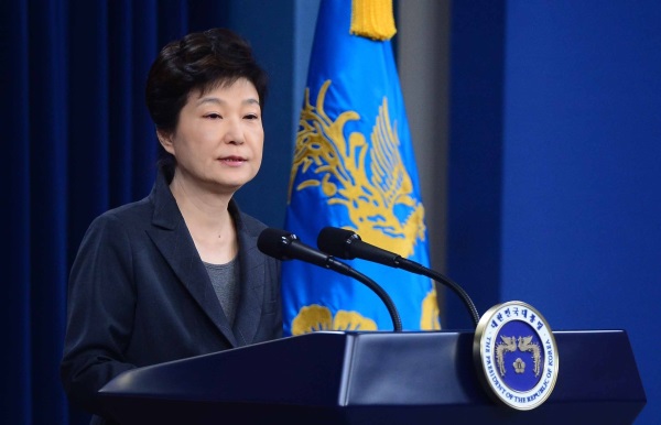 박근혜 대통령이 4일 청와대에서 '비선실세' 최순실씨의 국정농단 사태와 관련해 대국민 담화문을 발표하고 있다. /뉴시스