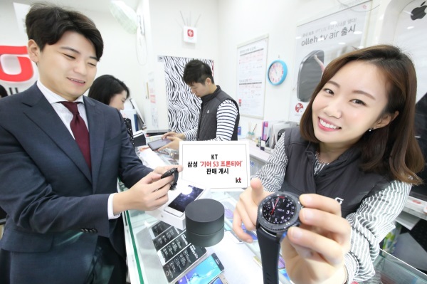 KT는 11일 ‘삼성 기어 S3 프론티어’를 출시하고 전국 KT매장 및 직영 온라인 올레샵에서 판매를 시작한다고 밝혔다. 사진=KT