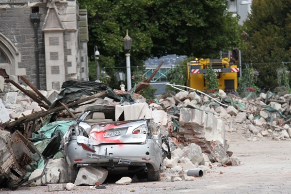 자료사진, 2011년 2월 22일 뉴질랜드 크라이스트처치를 덮치 규모 6.3 강진으로 건물 잔해가 차량을 덮친 모습 / 사진=뉴시스