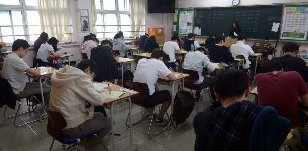 수능이 다가왔다. 16일은 예비소집일이다. 전문가들은 예비소집일날 친구와 함께 가지 말 것을 권고하고 있다. 친구들과 현장에 함께 가면 친구 좌석과 헷갈릴 수 있다. 또 정신이 분산되고 들떠서 집중력이 흐트러질 수 있다는 것이다.