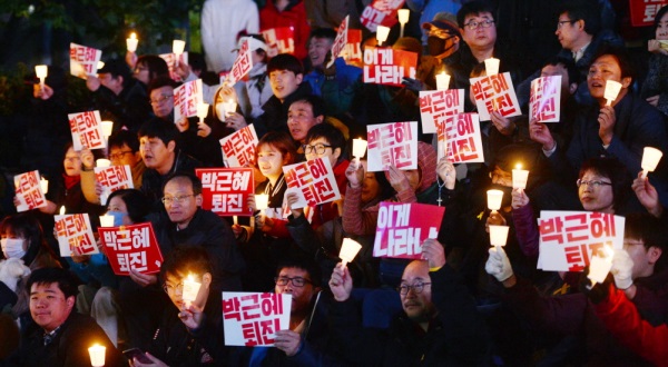 슈퍼문 기도로 오늘의 운세를 바꾼다? 영국 기상청은 태양, 지구, 달이 한줄로 늘어서면서 달이 지구에 가장 가깝게 접근한다고 밝혔다.  거리가 가까우면 지구에서 바라보는 달의 크기도 그만큼 커진다는 것. 이번 슈퍼문은 1948년 이후 68년 만에 처음 큰 것이다. 사진은 광화문 촛불집회 모습. 