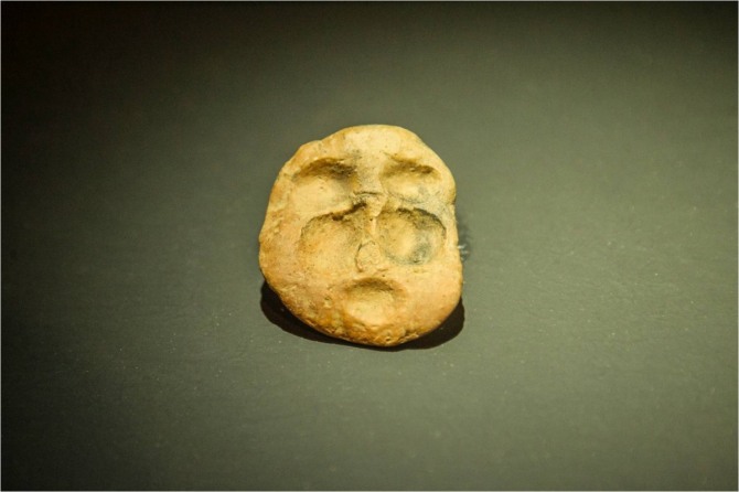 얼굴조각, 기원전 6000년 신석기시대(한국 강원도 양양군 오산리 출토), 오산리선사유적박물관