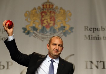 불가리아에서 13일(현지시간) 치러진 대통령 선거에서 친 러시아 성향 루멘 라데프 후보가 승리했다 / 사진=AP 뉴시스