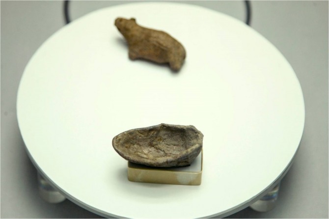 한국 강원도 양양군 오산리 출토 곰과 조각배, 기원전 6000년 신석기시대, 오산리선사유적박물관
