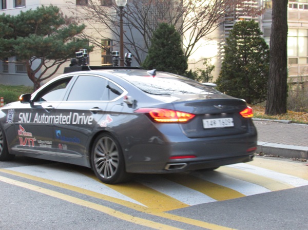 서울대 서승우교수팀이 개발한 자율주행차 스누버2. 제네시스로 구성된 이 차는 스누버1에 비해 더 좁아진 길도 다닐 수 있다. 사진=글로벌 이코노믹 