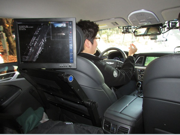 두손을 놓은 채 달리는 모습. 스누버2는 시속 30km 이하로 서울 관악캠퍼스를 약 15분간 자율주행했다. 사진=글로벌 이코노믹