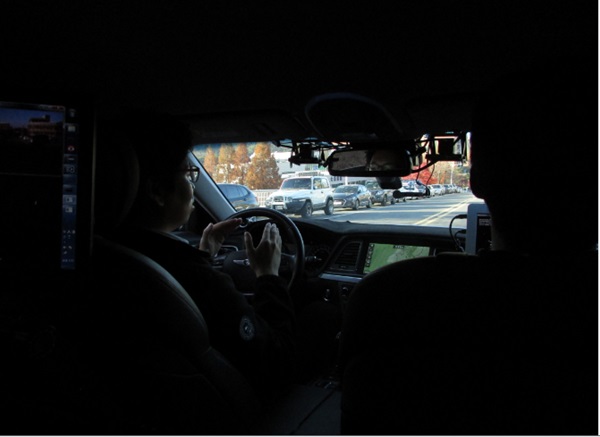 운전대에서 손을 놓은 채 달리고 있는 스누버2. 시속 30km로 지난 1년간 1만km를 주행했다. 사진=글로벌 이코노믹 