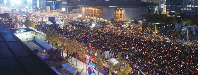  ‘최순실 게이트’ 진상규명과 박근혜 대통령 퇴진 촉구 3차 촛불집회가 열린 지난 12일 서울 광화문 광장에서 수십만명의 시민들이 촛불을 들고 대통령 하야를 외치고 있다.