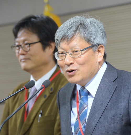 정진갑 대학수학능력시험 출제위원장(오른쪽)과 김영욱 대학수학능력시험 검토위원장이 17일 오전 정부세종청사 교육부 브리핑룸에서 수능 출제 기본방향 등을 브리핑하고 있다./뉴시스