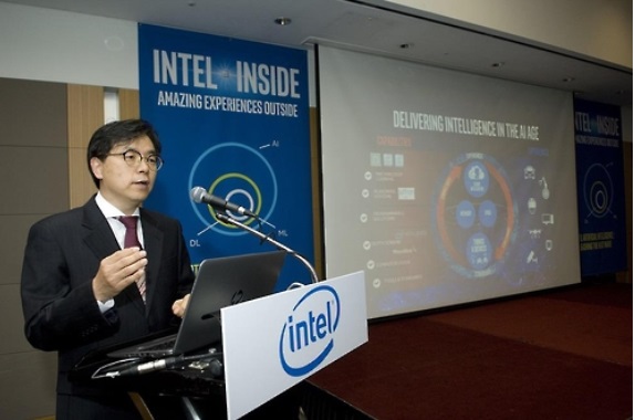 인텔코리아 나승주 상무가 21일 서울 인터컨티넨탈호텔에서 열린 기자간담회에서 인텔의 AI 사업 전략을 설명하고 있다. 사진=인텔코리아 