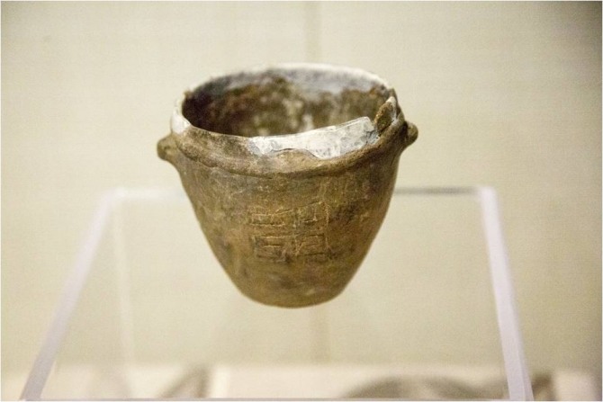 갑골문자 토기, 동석병용시대 홍산문화(B.C. 4500~B.C. 3000), 내몽고 자치구 적봉박물관
