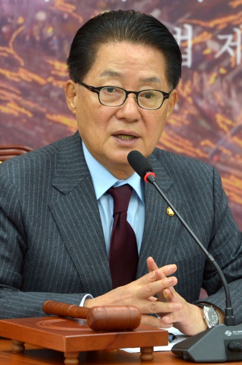국민의당 박지원 비상대책위원장 겸 원내대표가 22일 오전 서울 여의도 국회에서 열린 원내대책회의에 참석해 모두발언하고 있다./뉴시스