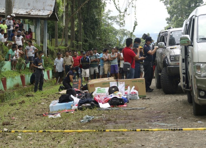 필리핀 노스 코타바토주의 마킬랄라에서 지난 10월 28일 경찰들이 마약범들이 타고 가던 자동차안을 조사하고 있다. /사진=뉴시스