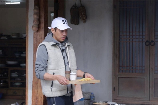 tvN '삼시세끼 어촌편 3'에서 유자차 만들기에 도전하는 에릭의 비하인드 컷이 23일 공개됐다./사진=공식페이스북 캡처