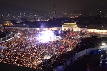 박근혜 대통령 퇴진을 촉구하는 제5차 범국민행동 촛불집회가 열린 26일 오후 서울 광화문광장에서 청와대 방향으로 참가자들이 촛불을 들고 행진하고 있다./뉴시스