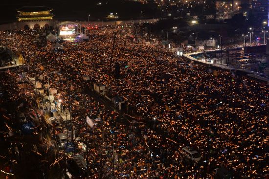지난 26일 '박근혜 대통령 퇴진'을 촉구하는 5차 촛불집회에는 역대 최다 규모인 160만 시민이 운집했다 / 사진=뉴시스