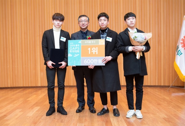 사진설명=고원종 동부증권 사장(왼쪽에서 두 번째)이 수익률 우수부문 수상팀과 기념촬영을 하고 있다.