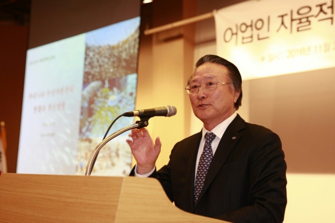 28일, 국회도서관 강당에서 김도읍 새누리당 원내수석부대표와 수협중앙회(회장 김임권)이 주최하는 어업인 자율적 수산자원관리 방안 마련을 위한 정책토론회에서 김임권 수협중앙회장(사진 가운데)이 환영사를 발표하고 있다.