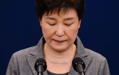 박근혜 대통령이 29일 청와대에서 '비선실세' 최순실의 국정농단 사태와 관련한 제3차 대국민 담화를 발표하고 있다. 사진/뉴시스 