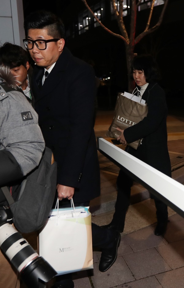 ‘비선 실세’가 면세점 신규 사업자 선정에도 깊숙이 개입했다는 의혹에 따라 검찰이 사업권 신청을 한 롯데그룹과 SK그룹은 물론 면세점 사업자 선정을 관리하는 기획재정부와 관세청에 대해 압수수색을 진행했다.