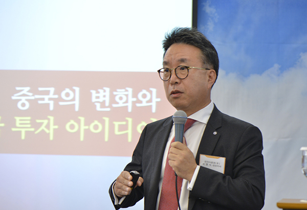 서명석 유안타증권 대표가 1일 중견련이 개최한 '제166회 아펙인사이츠 조찬 강연회'에서 특강을 하고 있다. 