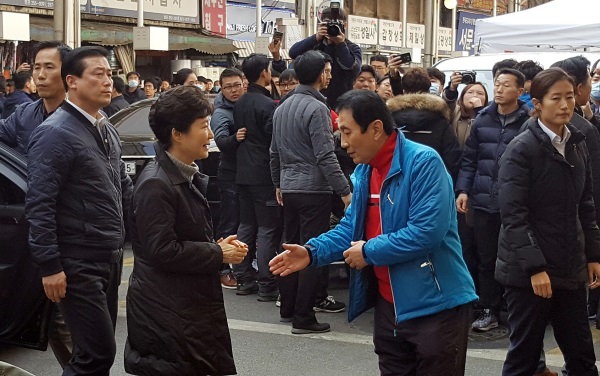  박근혜 대통령이 1일 대형 화재로 큰 피해를 입은 대구 서문시장을 방문했다. 차에서 내린 박근혜 대통령이 기다리고 있던 김영오 서문시장 상인회장과 인사를 나누고 있다./뉴시스