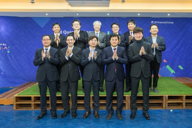 (앞줄 왼쪽부터) 핀마트 대표 이승배, 페이키 Oskar Laufer, 위닝아이 대표 정우영, 위킵 대표 장보영, 아이벡스랩 대표 이현석 (윗줄 왼쪽부터) 빅데이터학회 박주석 학회장, 금융위원회 정순섭 비상임위원, JB금융지주 김한 회장, 한국핀테크산업협회 김종완 고문, 투이컨설팅 김인현 대표, 디캠프 김광현 센터장  /JB금융