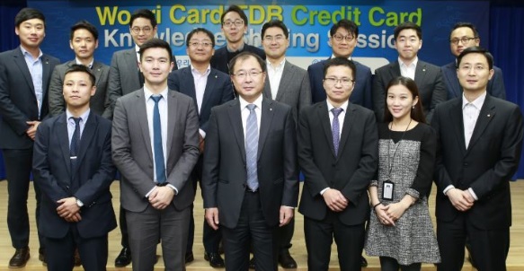우리카드가 최근 몽골 TDB 직원들(앞열)에게 신용카드 교육을 실시했다. (앞열 왼쪽에서 세번째가 우리카드 해외사업 담당 이헌주 상무) 사진/우리카드 
