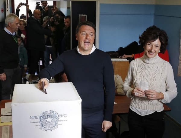 이탈리아의 마테오 렌치 후보가 자신이 주도한 개헌안에 관한 국민투표 일인 4일 부인과 함께 표를 던지고 있다./뉴시스 